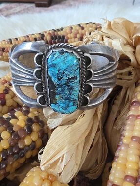 Fantastic Large Native American Navajo Vintage Sandcast Turquoise Cuff 💙🩶